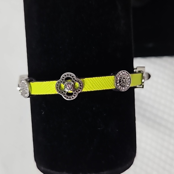 HENRI BENDEL NEON GREEN LEATHER & STUD BRACLET - Picture 2 of 8